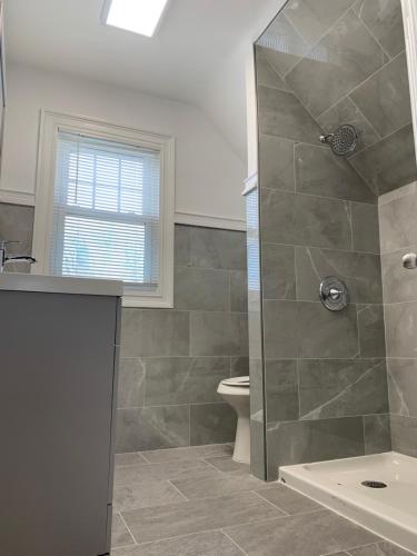 The Oakwood Cottage- With Private Yard & Parking, Minutes From Falls & Casino by Niagara Hospitality in Niagara Falls, USA