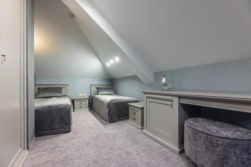 2 twin beds, 1 sofa bed