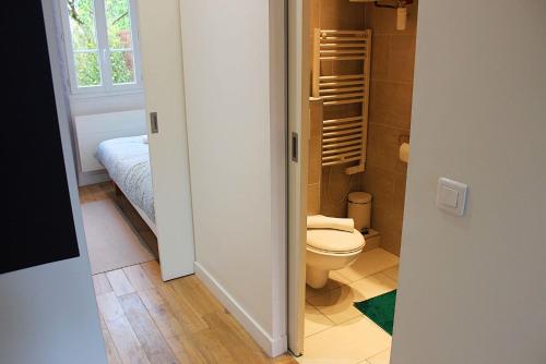 Bathroom, Apartments au Dream of horse, Dream of golf, Proche Hippodrome, Saint Cloud in Saint-Cloud