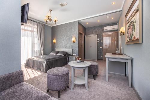1 queen bed, 1 sofa bed