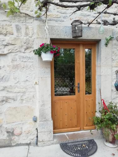 Un nid entre vignes et pierres "Pic St Loup" chambre d'hôte Claret