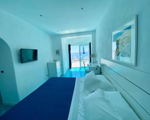 Junior Suite with Terrace and Sea View image 8