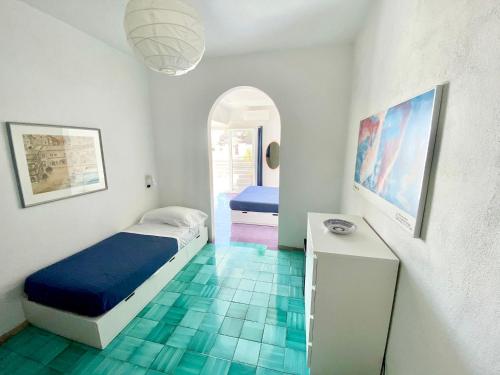 Deluxe Triple Room with Terrace and Sea View image 5
