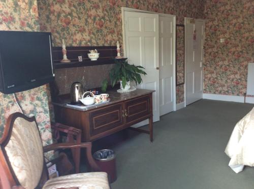 Whashton Springs Farmhouse B&B - image 4