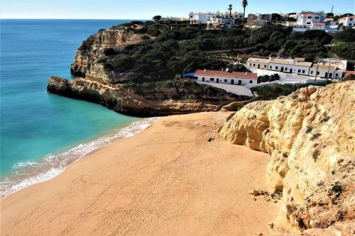 Apartamento T1 Carvoeiro c/piscina e a 300m Praia in คาวีโร