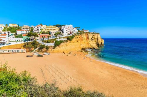 Apartamento T1 Carvoeiro c/piscina e a 300m Praia in คาวีโร