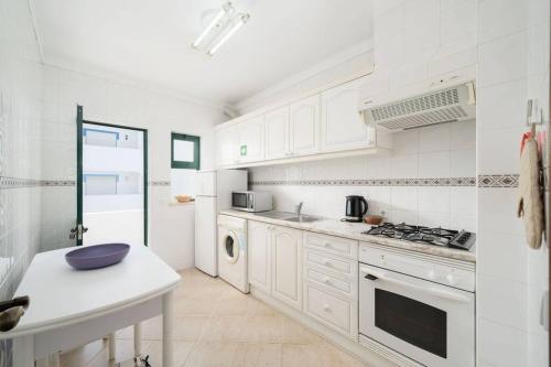 Apartamento T1 Carvoeiro c/piscina e a 300m Praia in คาวีโร