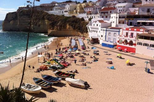 Apartamento T1 Carvoeiro c/piscina e a 300m Praia in คาวีโร