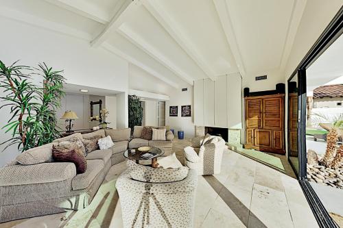 Stunning All-Suite Haven - Pool Spa & Fireplaces home - image 3