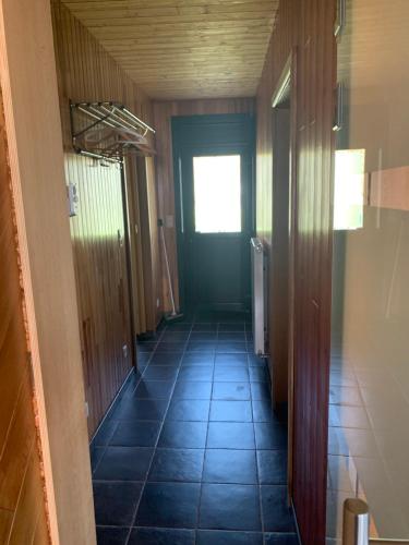 Előcsarnok, L'évasion du berger australien (L'evasion du berger australien) in Couvin