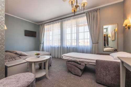 1 queen bed, 1 sofa bed