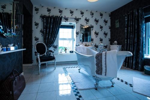 Bathroom, Bruckless Rest - Fine Country Living in Sligo City Center