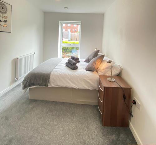 2 Double beds OR 4 Singles, 2 Bathrooms, FREE PARKING, Smart TV's, Close to Gunwharf Quays, Beach & Historic Dockyard