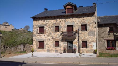  APARTAMENTOS TURISTICOS LAS CANDELAS, Pension in Puebla de Sanabria