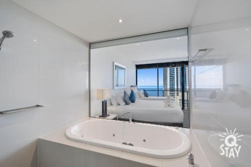 Circle on Cavill Surfers Paradise - 2 Bedroom Ocean Sleeps 7!