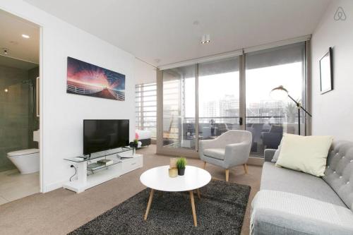 Complete Host Monarc Apartments