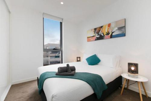 Complete Host Monarc Apartments