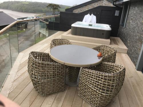 5 Luxury Lodge with beautiful views of the Taf Estuary - image 7