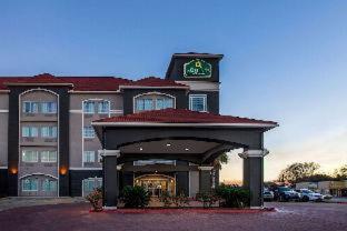 La Quinta Inn & Suites by Wyndham Columbus TX