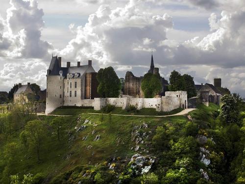 Gîte Sainte-Suzanne-et-Chammes 3 pièces 4 personnes - FR-1-600-179 - main image