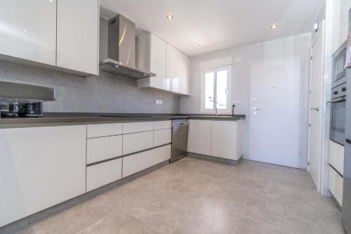Modern holiday apartment with spacious terrace - image 5