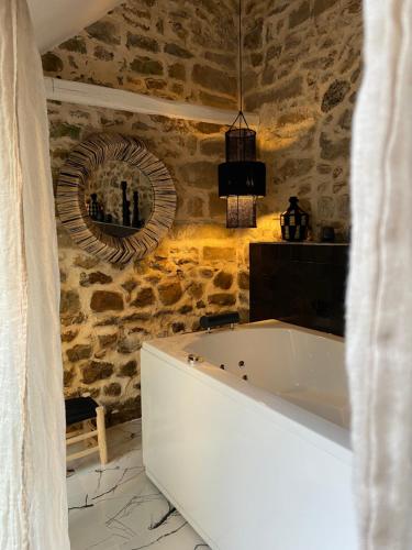 Bathroom, La Planque - Chambres avec Jacuzzi in Fleury-en-Bière