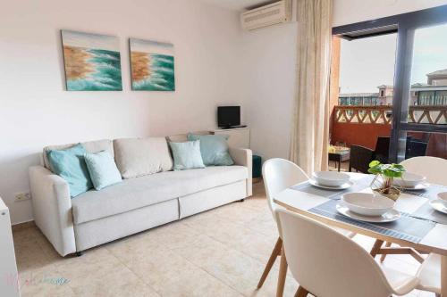 Apartamento junto a la playa con piscina y parking