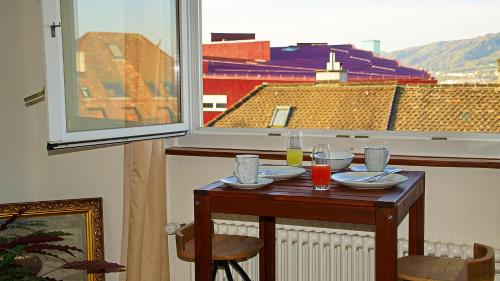  HELVETIA 2 Zimmer Apartment mit Parkplatz in Zürich