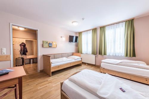 JUFA Hotel Grundlsee Room Type - Triple Room JUFA Hotel Grundlsee Room Type - Triple Room