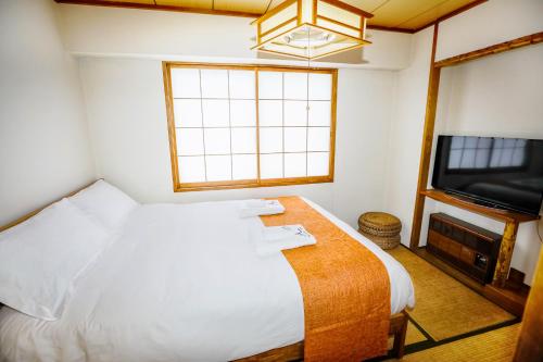 Japanese-Style Queen Room with Shared Bathroom