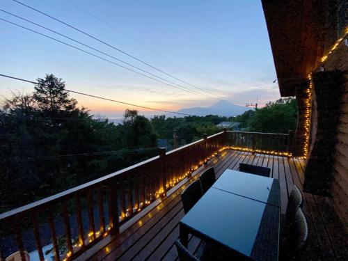 발코니/테라스, A Private Log House with Mt Fuji View & Piano - "Thangtong House Japan" in 간나미
