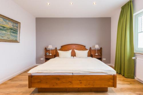 1 queen bed, 1 sofa bed