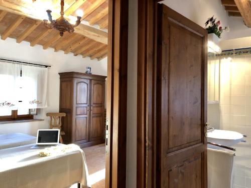 Fürdőszoba, Podere Morena with sea view, private terrace by ToscanaTour Greg in Guardistallo