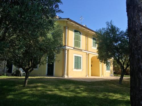 Garden, 4 bedrooms villa with private pool jacuzzi and enclosed garden at Mogliano in Mogliano