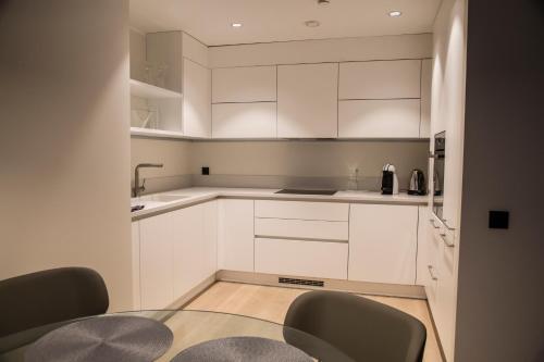 Dream Stay - Executive Apartment with Balcony - image 3