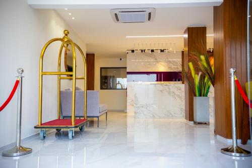 로비, Silver Moon CI in 아비장