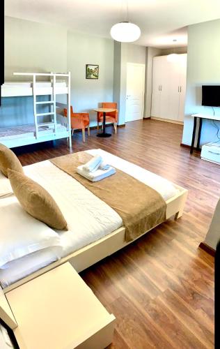Deluxe Family Room image 7