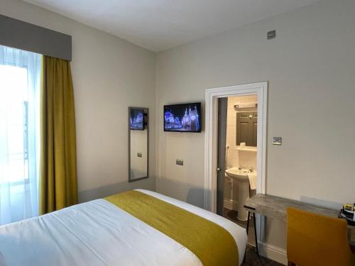 The County Hotel - image 14