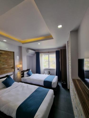 Standard Twin Room image 4