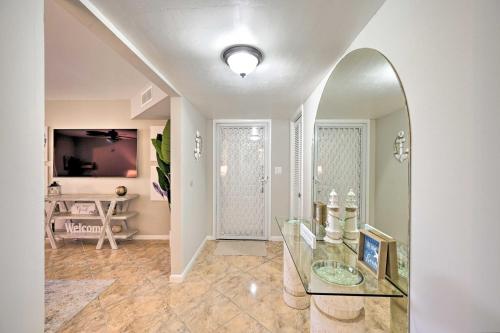 Naples Condo with Enclosed Balcony and Lake Views!, Naples (fotografie 7)