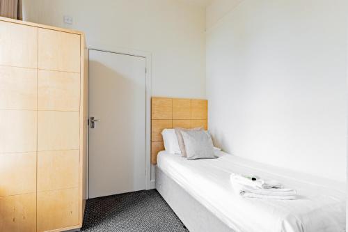 Standard Single Room image 10