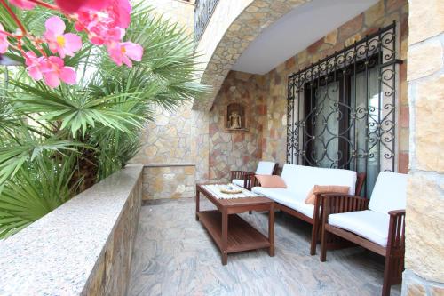 DANA & STELIO Comfort Studio Apartment - image 3