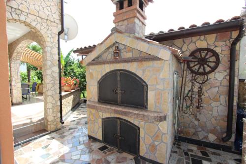 DANA & STELIO Comfort Studio Apartment - image 5