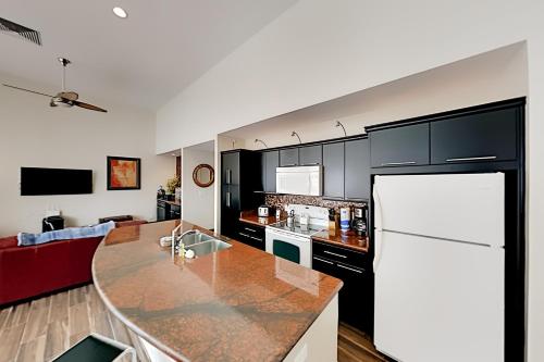 All-Suite Sunchase IV Haven - Pools Walk to Beach condo - image 8