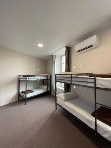 Hostel Flamingo Nimes in นีเมอ
