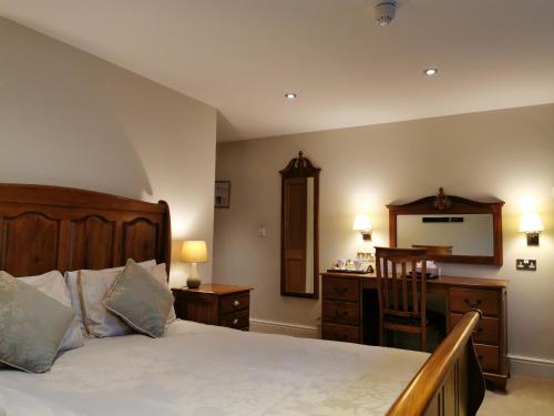 Superior King Room image 7