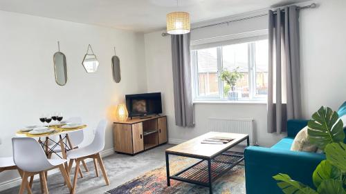 Modern coach house with off-street parking & Wifi
