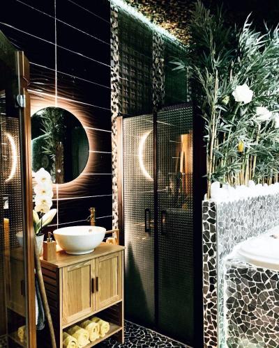 Bathroom, Jungle Vibes - Jacuzzi - Sauna in Yerres