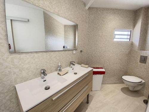 Villa Blue Dreams, Sublime Sea View, 5 min from Orient Bay Beach