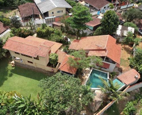 Casa com piscina aquecida e com grande área verde.